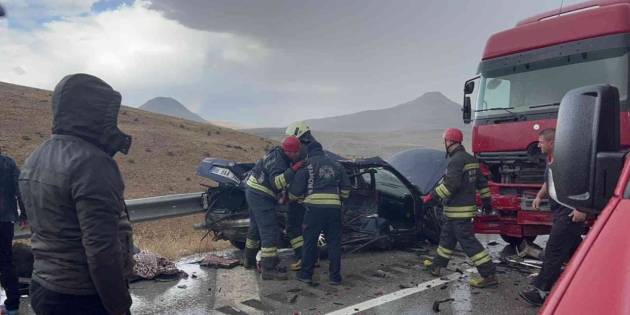 Konya'da kaza! Otomobil tırla çarpıştı: 1 ölü, 1 yaralı