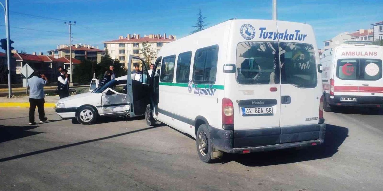 Konya’da servis minibüsü ile otomobil çarpıştı: 2 yaralı