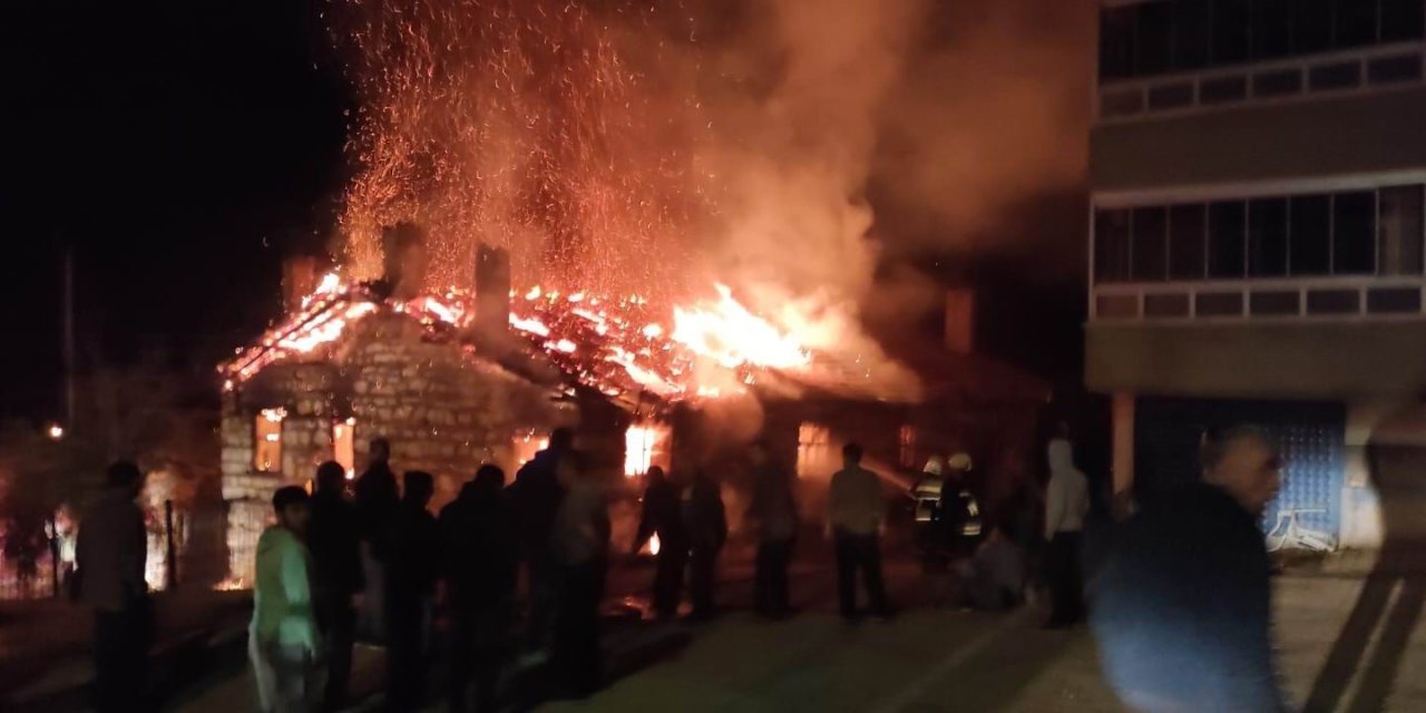 Konya’da kullanılmayan ev alev alev yandı