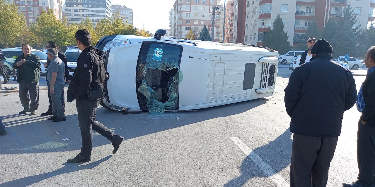 Konya’da okul servisi ile otomobil çarpıştı: 17 yaralı