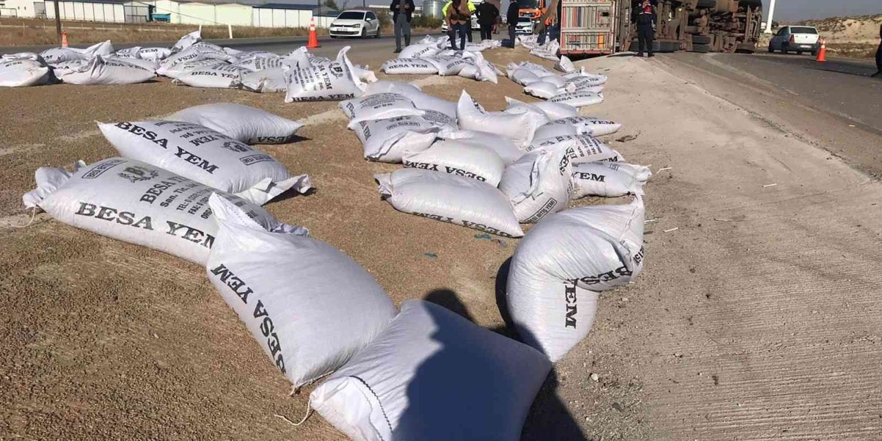 Konya’da Kaza! Yem yüklü tır devrildi: 2 yaralı