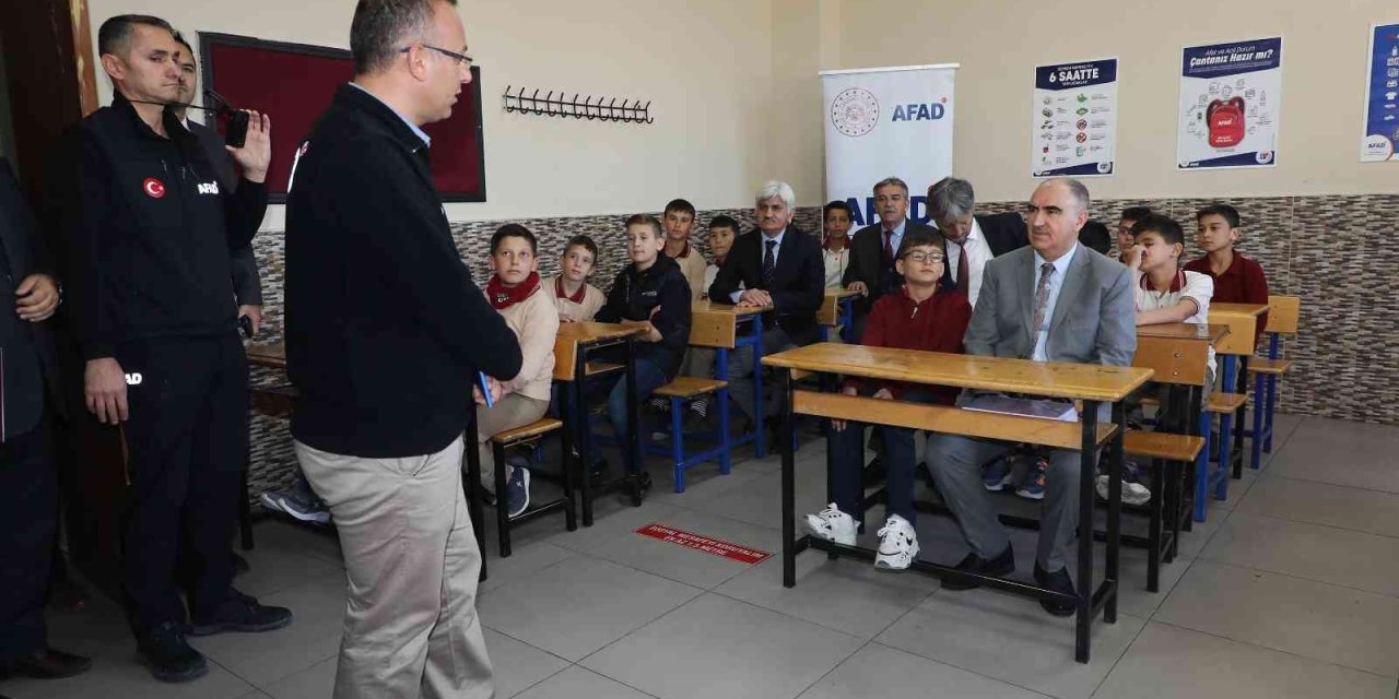 Konya’da deprem tatbikatı: Vali öğrencilerle sıra altında tehlikenin geçmesini bekledi