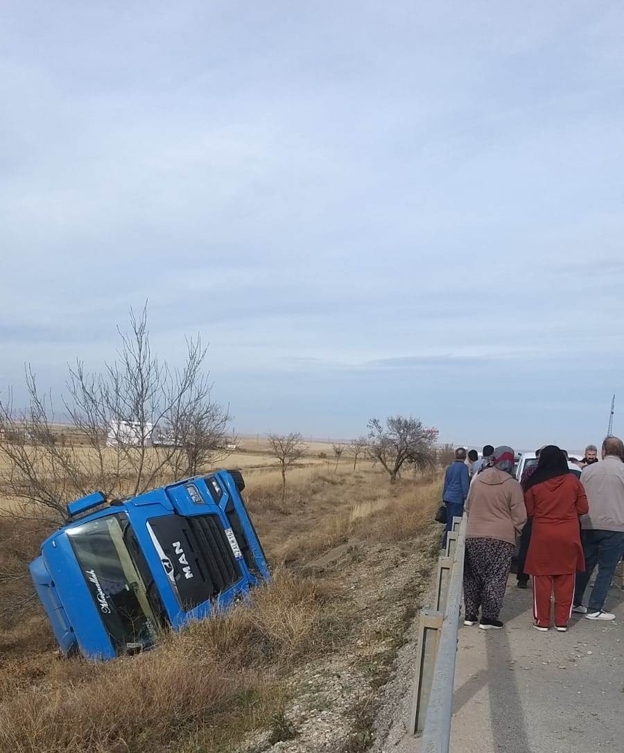 Konya’da Tır Şarampole Devrildi Sürücü Ağır Yaralandı