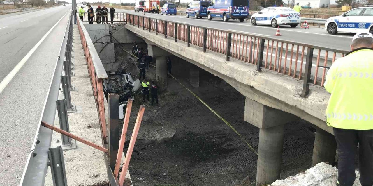 Konya’da feci kaza! Otomobil tahliye kanalına uçtu: 3 ölü