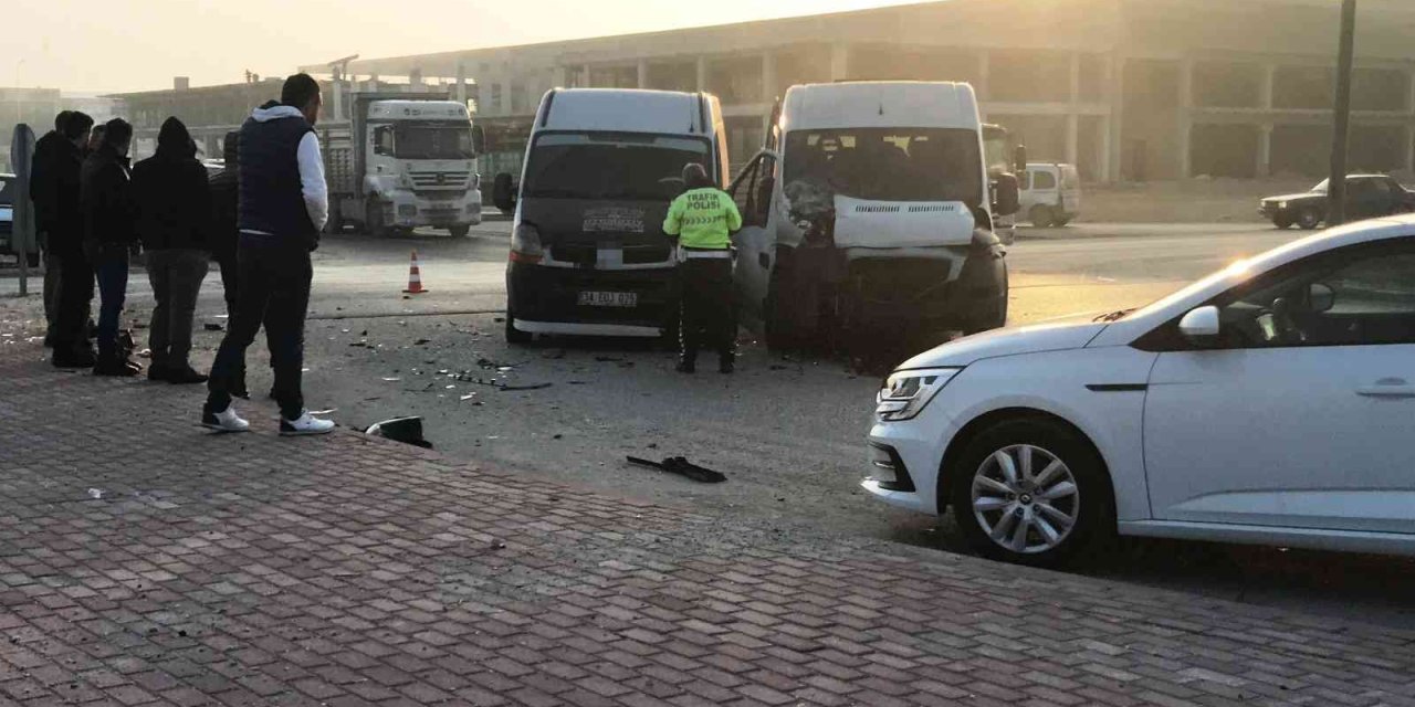 Konya’da kaza! Servis minibüsleri ve otomobil çarpıştı: 14 yaralı