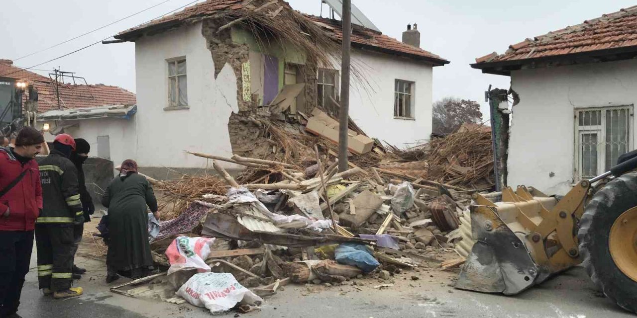 Konya’da hasarlı ev çöktü