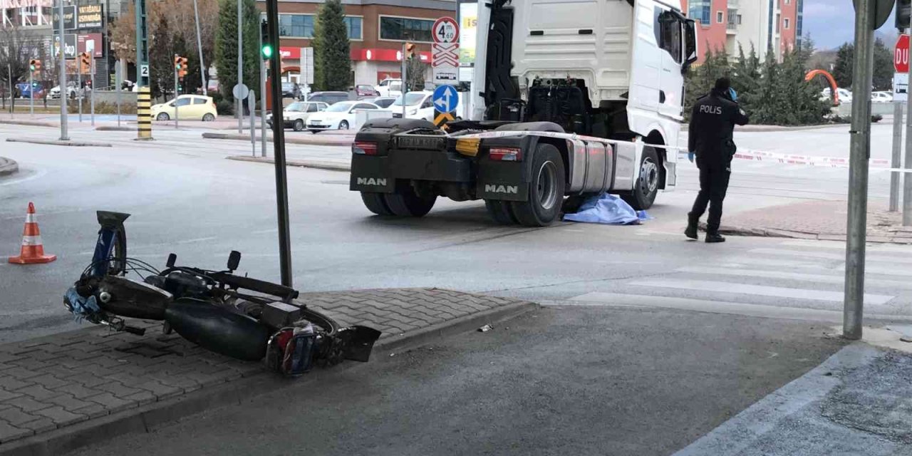 Konya’da kaza! Tırın altında kalan motosiklet sürücüsü hayatını kaybetti