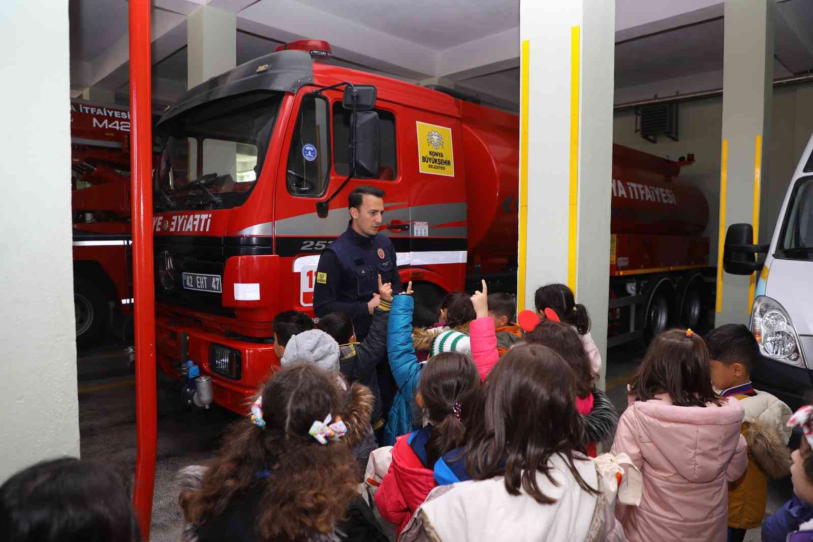 Minik öğrenciler Konya İtfaiyesi’nde yangın bilinci kazanıyor