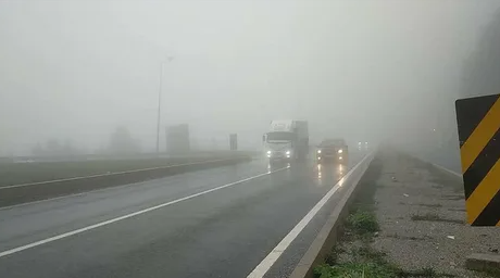 Konya'da Yoğun Sis Ulaşımı Olumsuz Etkiledi! Trafik Polisleri Sürücüleri Uyardı...