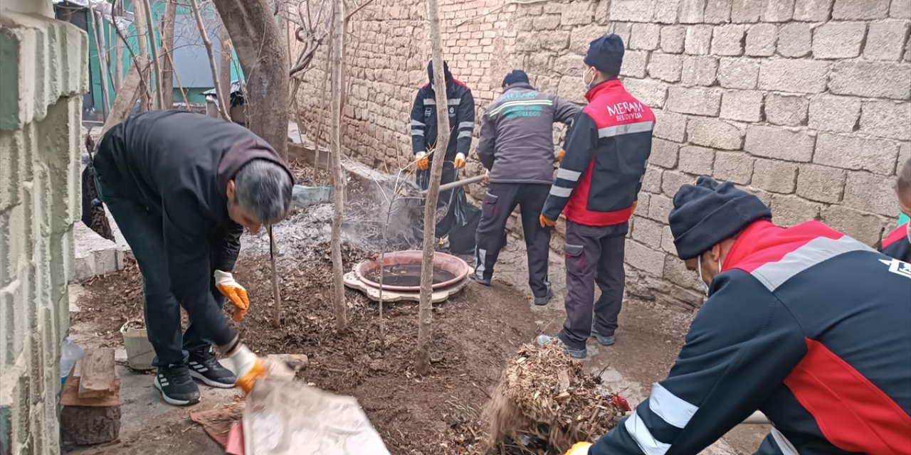 Konya'daki bir evden 3 kamyon çöp çıkarıldı