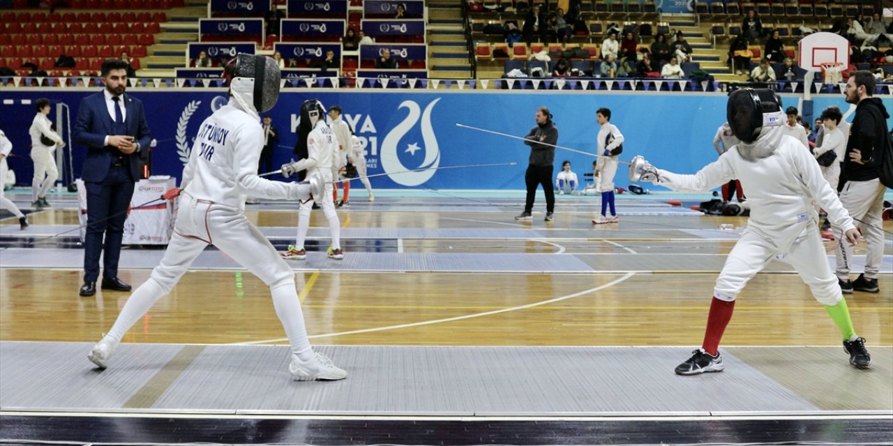 Eskrimde Yıldızlar ve Gençler Epe Federasyon Kupası, Konya'da başladı