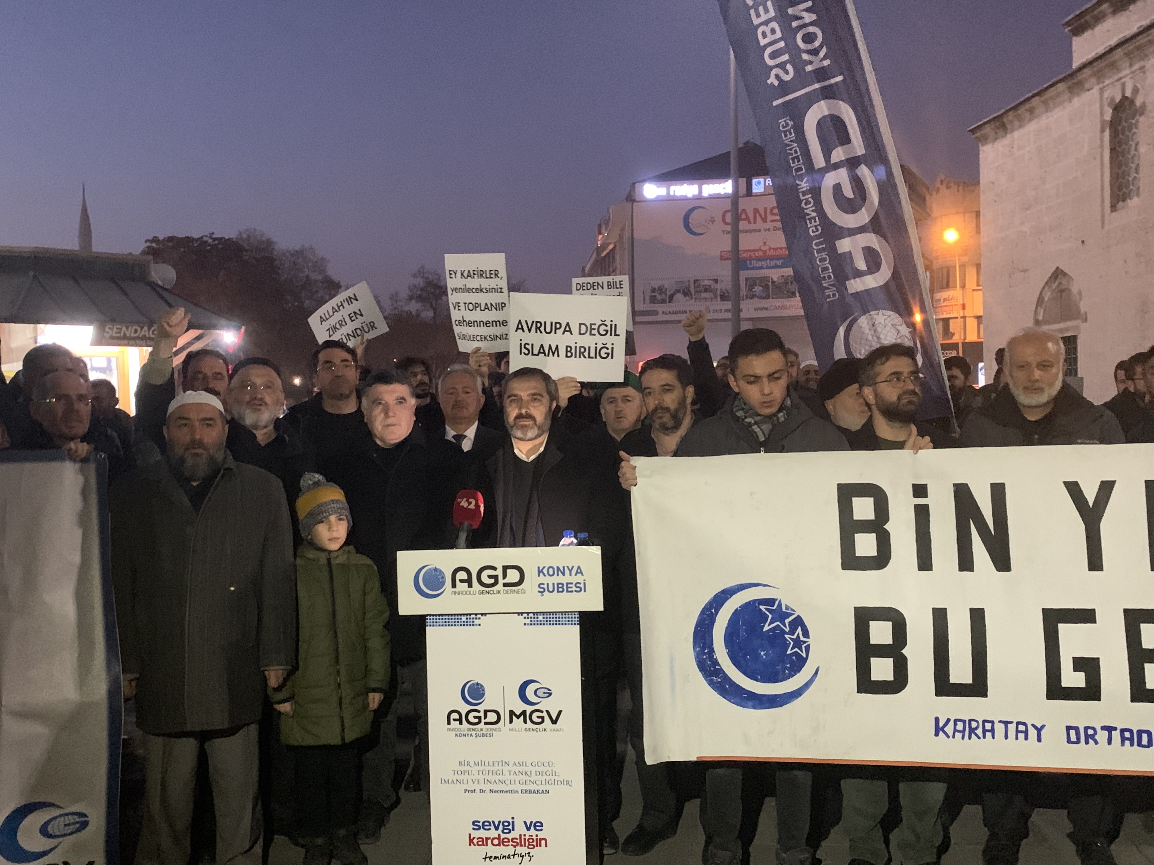 İsveç'te Kur'an-ı Kerim'in yakılması Konya'da protesto edildi