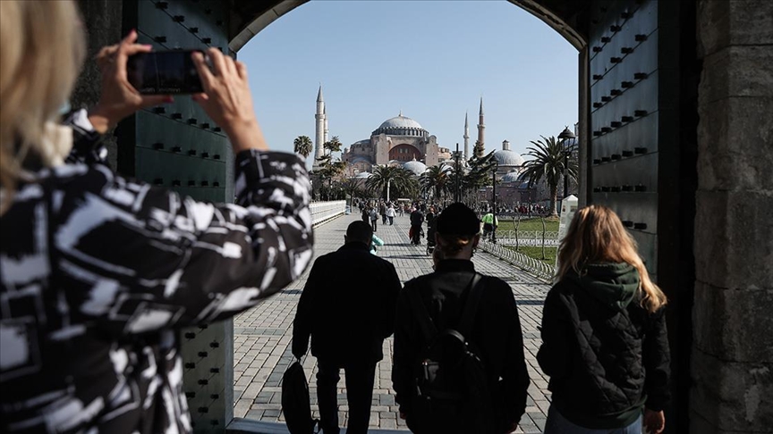 İstanbul'a 2022 yılında gelen yabancı turist sayısı 16 milyonu geçti