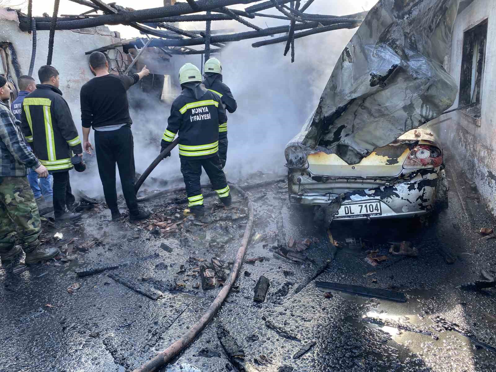 Konya’da Garajda Çıkan Yangın Otomobili Kullanılmaz Hale Getirdi! İşte O Anlar....