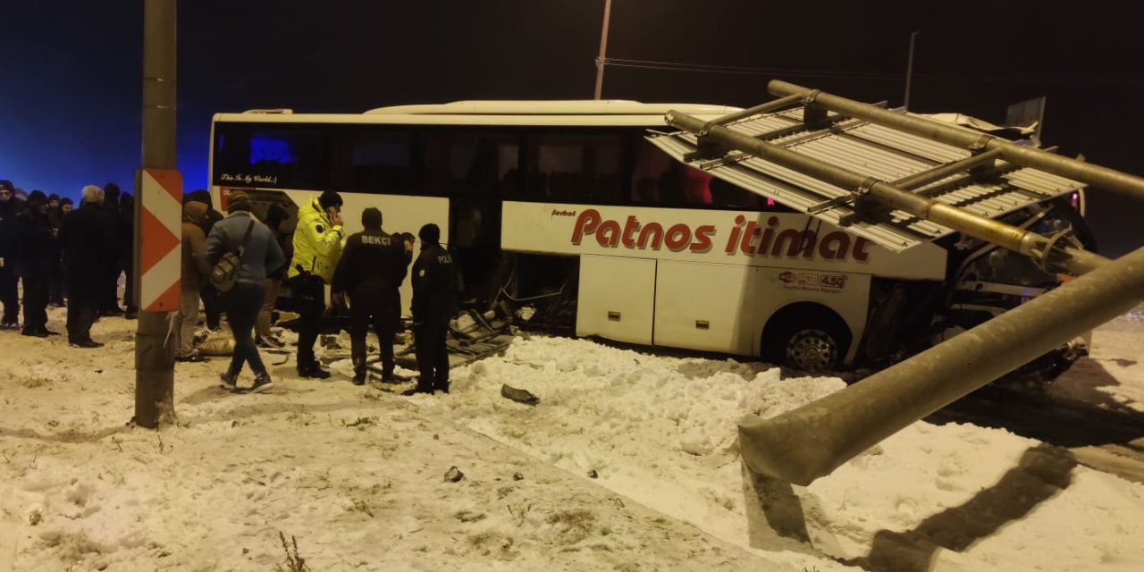 Konya'da kaza! Yolcu otobüsü bariyerlere çarptı: 25 yaralı