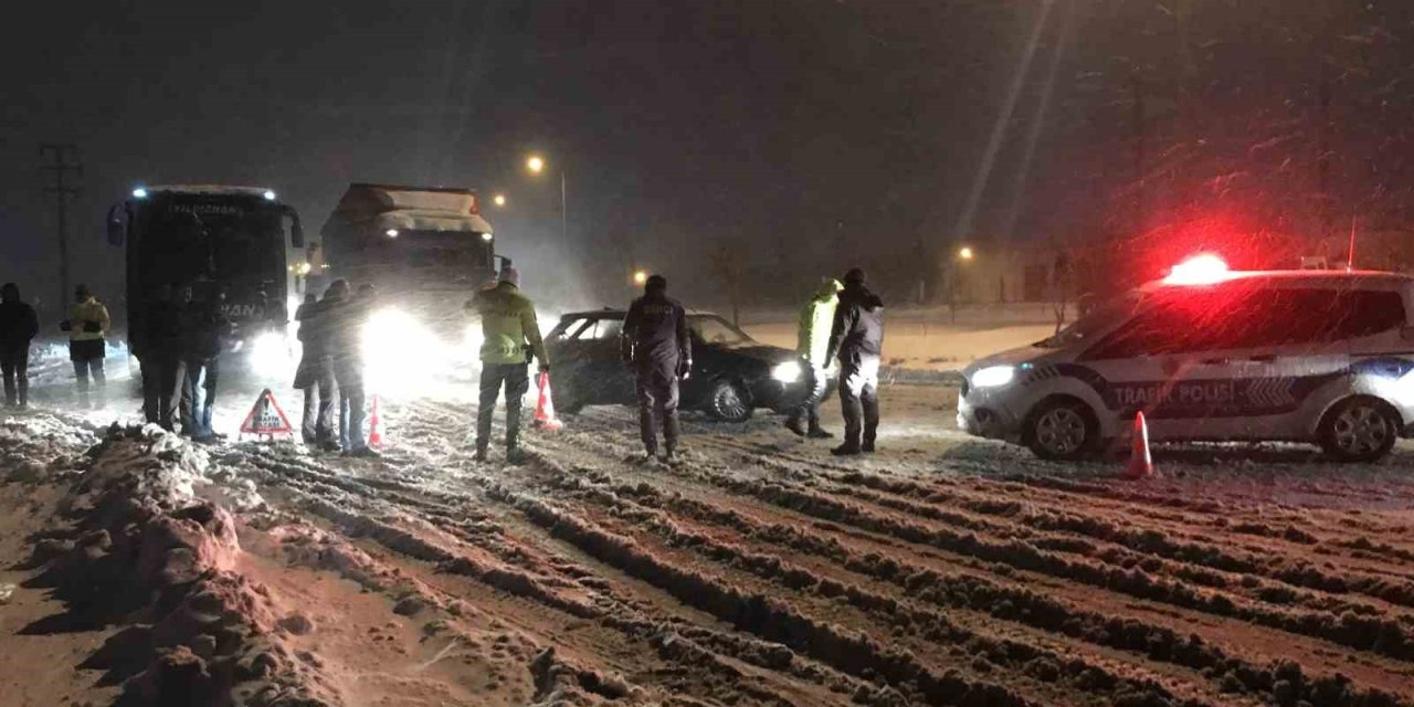 Konya’nın şehirler arası yollarında kar ve tipi engeli