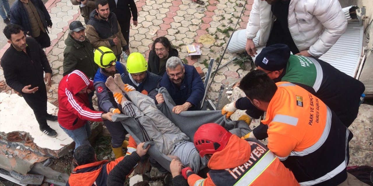 Konya Büyükşehir Belediyesi ekipleri Kerimcan'ı enkazdan kurtardı