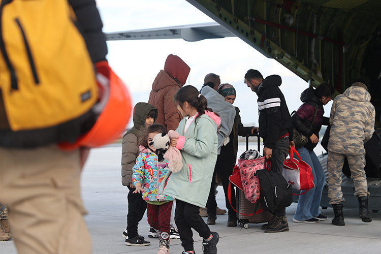 32 depremzede TSK’nın kargo uçağıyla İstanbul’a getirildi