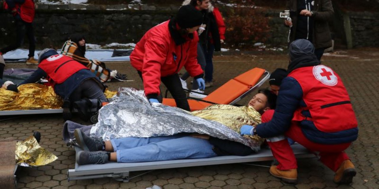 Yaralı Depremzedelerin Üzerine Örtülen Uzay Battaniyesi Nedir, Ne İşe Yarar?