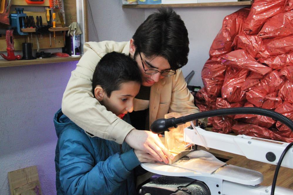 Yazılım Öğrencileri Oyma Sanatı İle Depremzede Çocuklara Oyuncak Yaptı