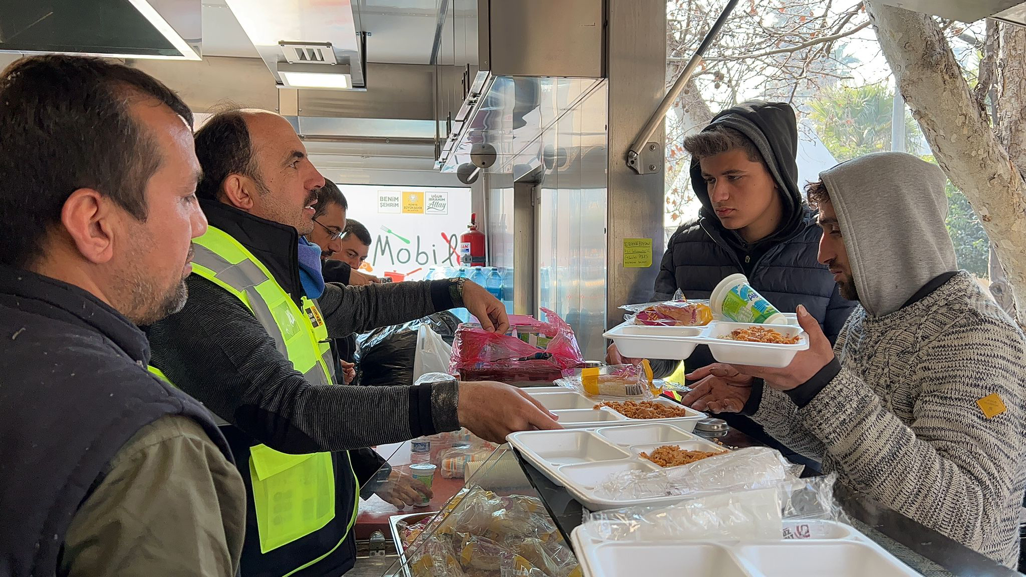 Konya Afet Bölgesinde Binlerce Kişiye Günlük Sıcak Yemek ve Ekmek Sağlıyor