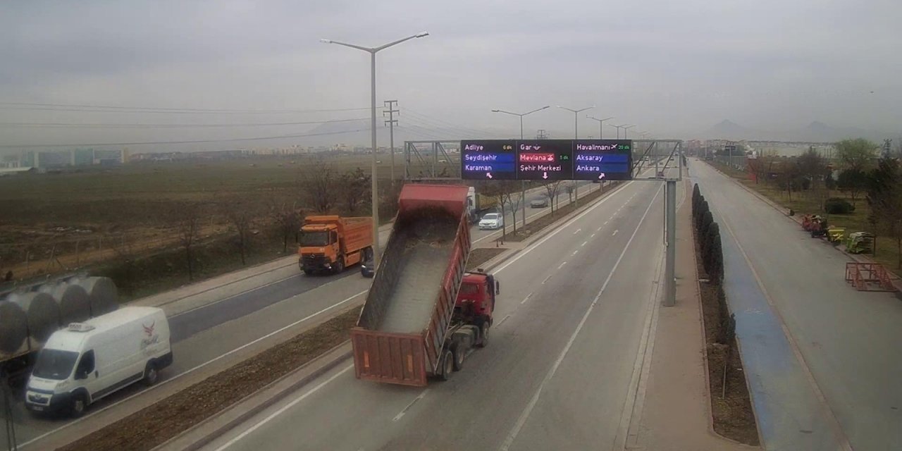 Dikkatsiz Sürücü 'Konya' Levhasını İşte Böyle Devirdi (Tıkla-İzle)