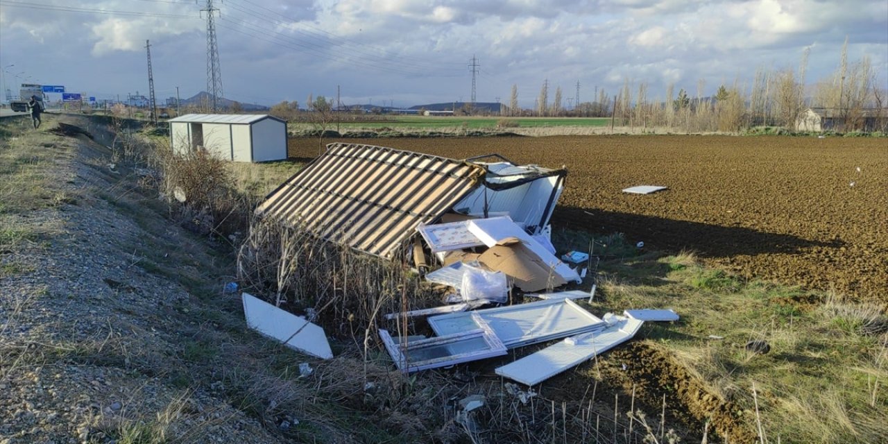 Tırla deprem bölgesine gönderilen 2 konteyner, Konya'da şiddetli rüzgar nedeniyle devrildi