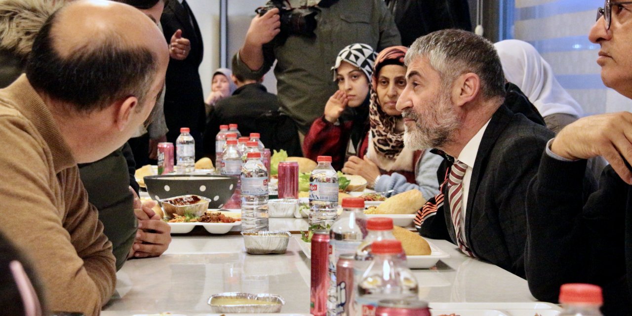 Bakan Nebati, Konya'da depremzedelerle iftarda buluştu