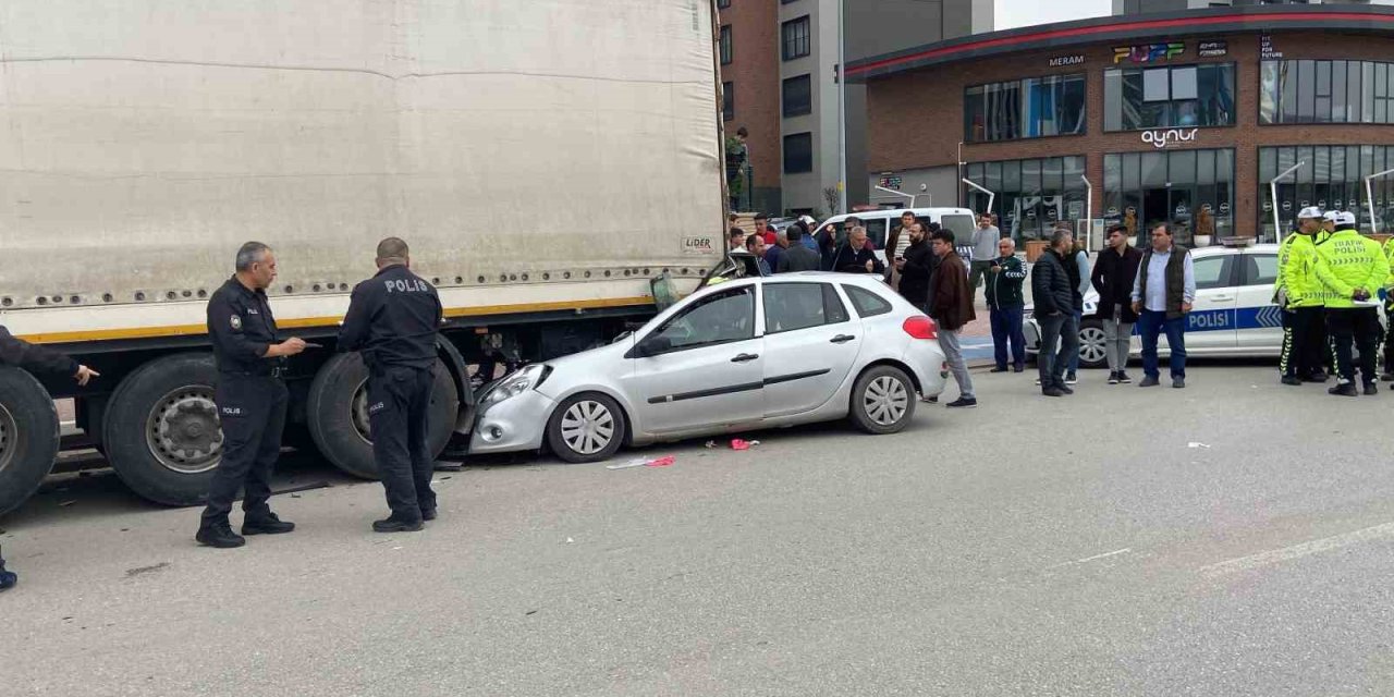 Konya’da  feci kaza! Otomobil park halindeki tıra çarptı: 1 ölü, 3 yaralı