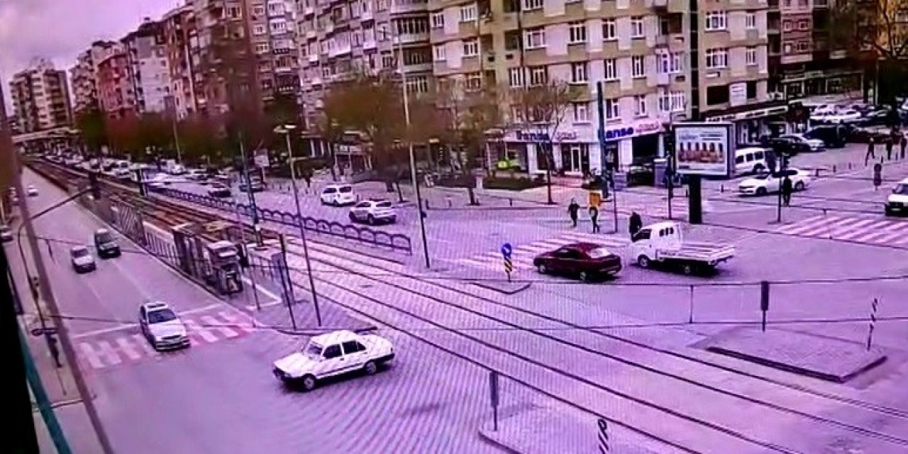 Konya, Nalçacı Caddesi'ndeki kaza anı kamerada!