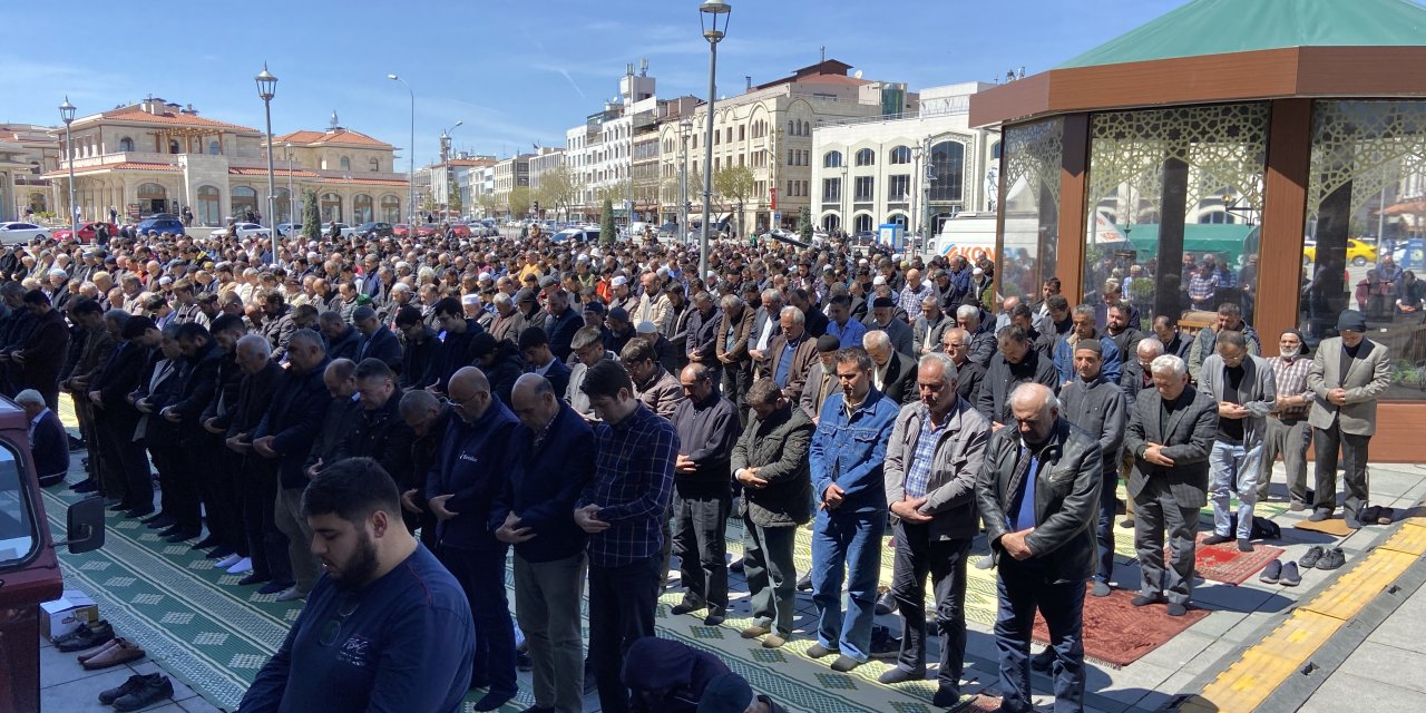 Konya’da Ramazan ayının son Cuma namazı kılındı