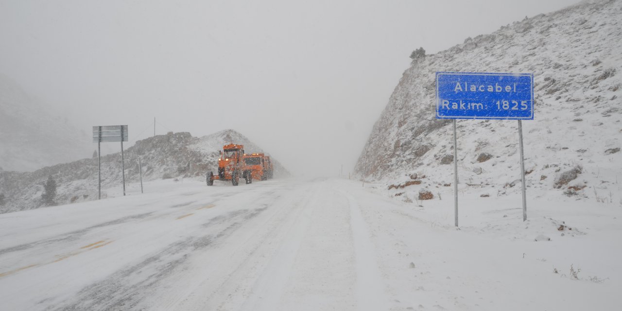 Konya-Antalya yoluna Nisan ayının sonunda kar yağdı