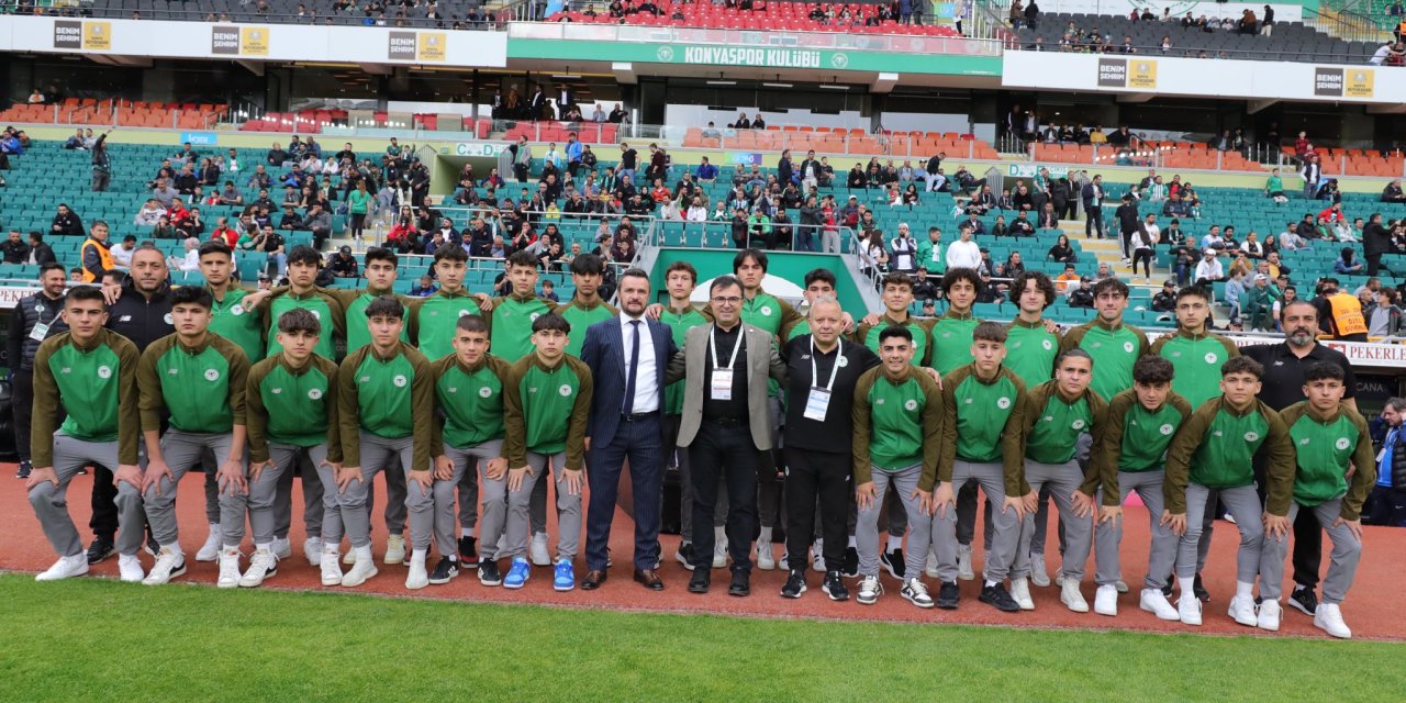 Konyaspor A Takımı'ndan Genç oyunculara destek!