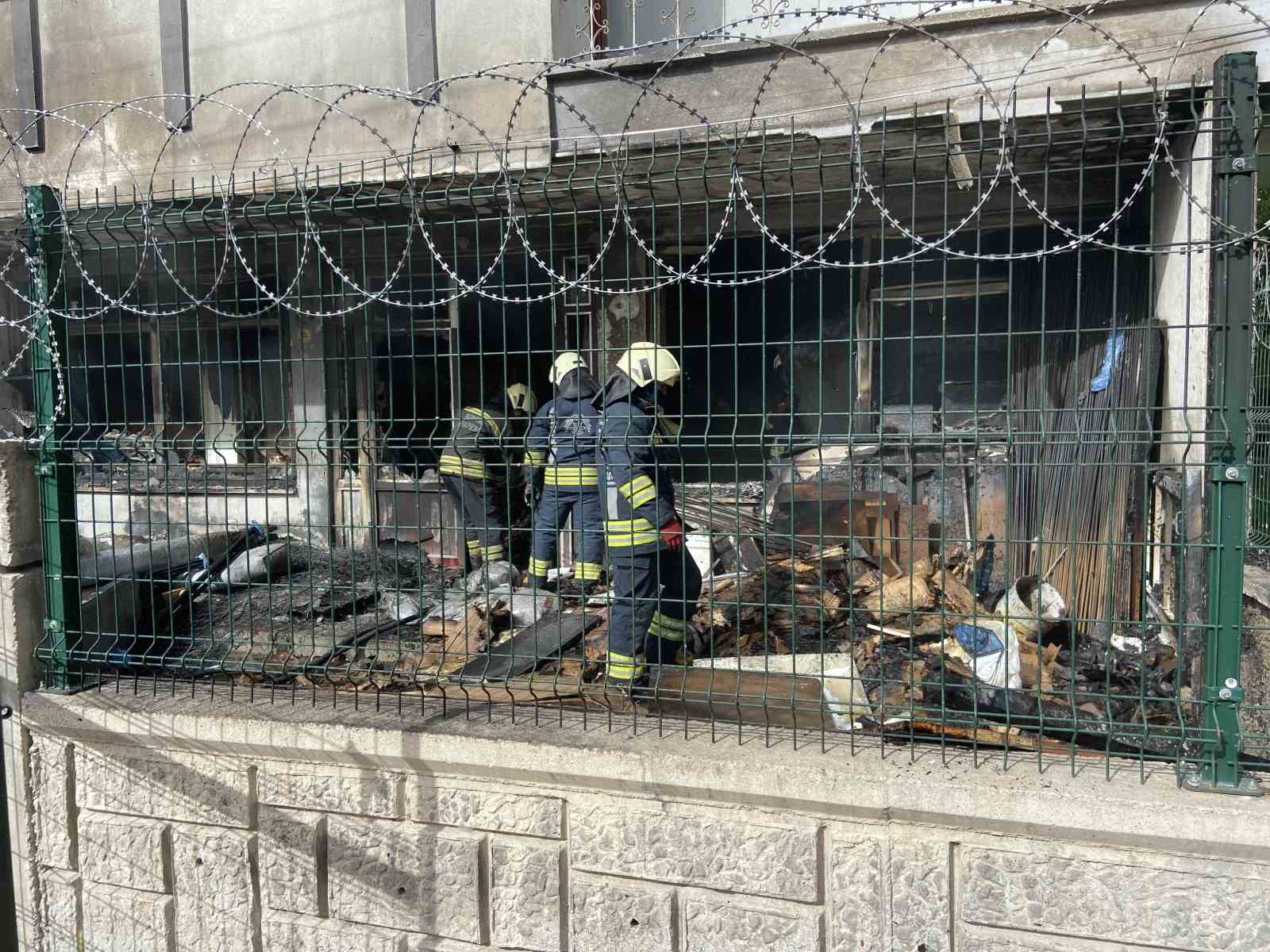 Konya’da depoda korkutan yangın!  Kullanılamaz hale geldi