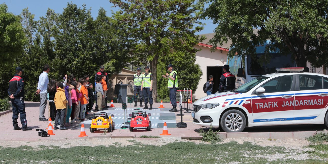 Jandarma personelinden Konyalı öğrencilere eğitim