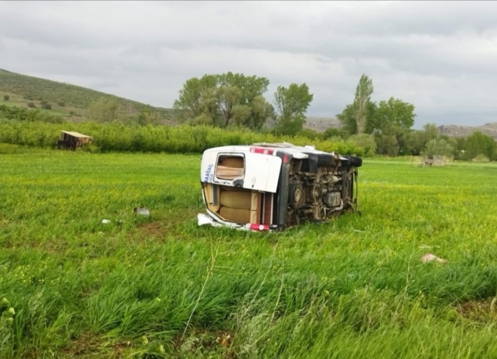 Konya - Isparta yolunda kaza! Minibüs devrildi: 1 ölü, 5 yaralı