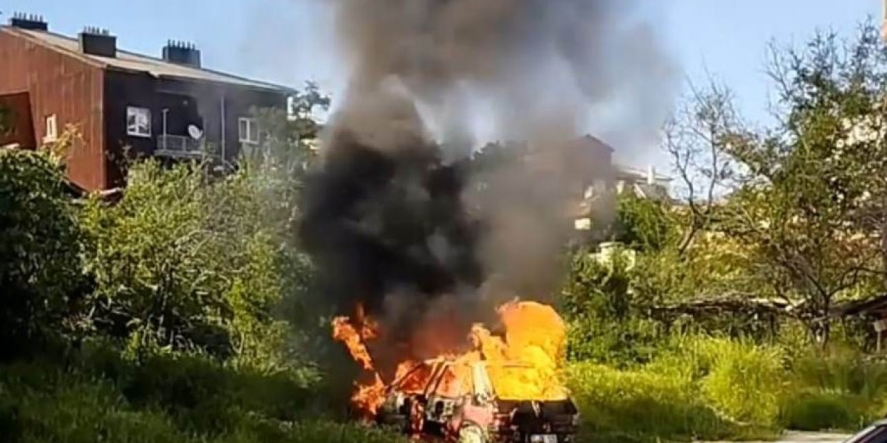 Konya'da park halindeki otomobil alev alev yandı