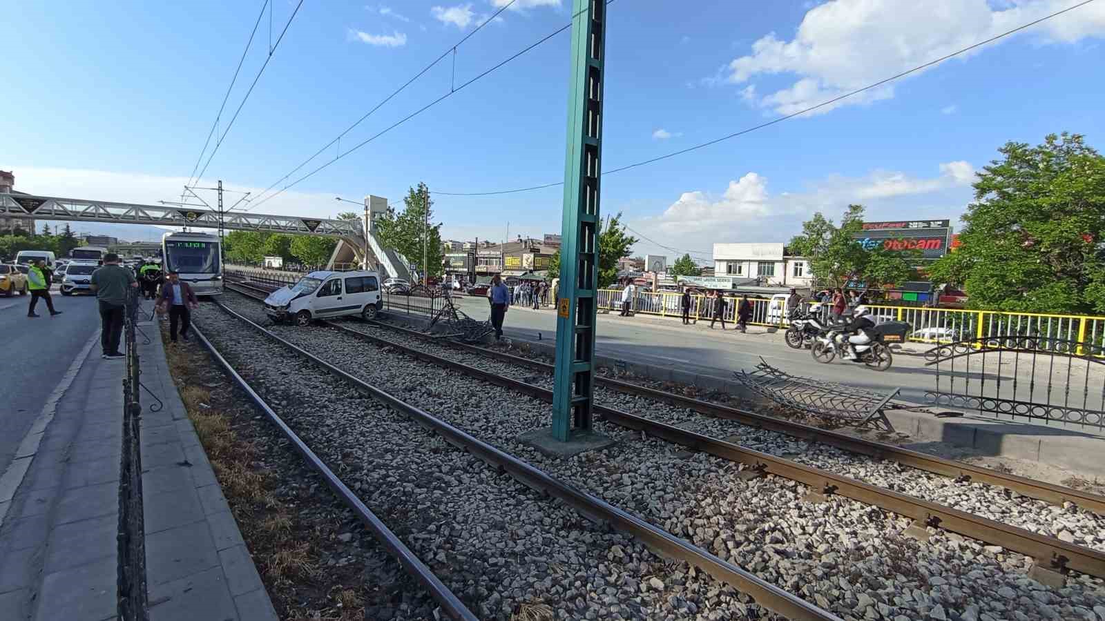 Konya'da kontrolden çıkan araç tramvay yoluna girdi: 3 yaralı