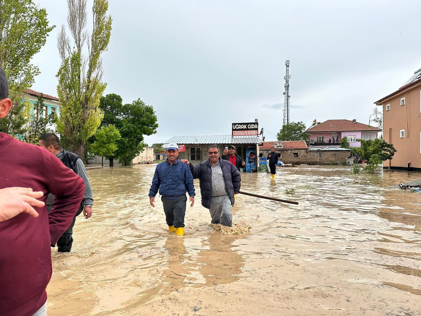 Konya'da sağanak nedeniyle bazı ev ve iş yerlerini su bastı