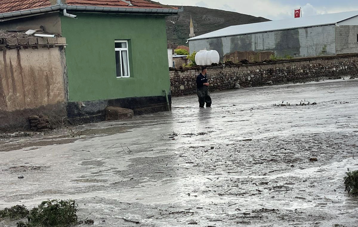 Konya'da etkili olan sağanak yüzünden bazı işyerlerini su bastı