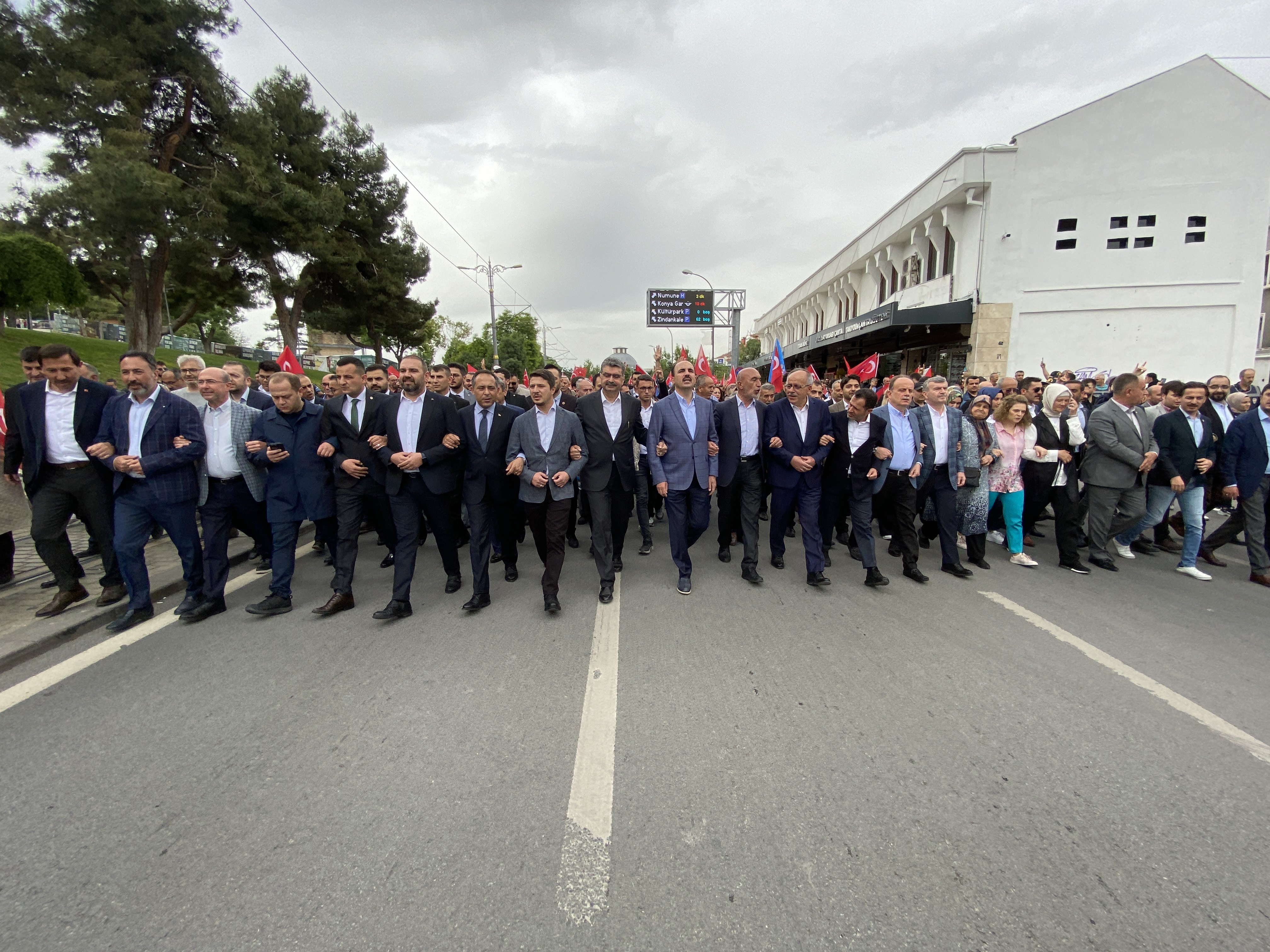 AK Parti Konya teşkilatından seçim öncesi yürüyüş