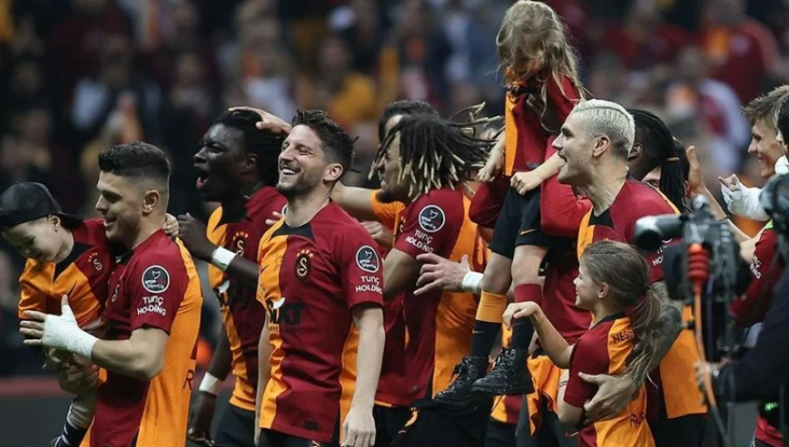 Galatasaray'da 20 futbolcuyu ilk şampiyonluk heyecanı sardı