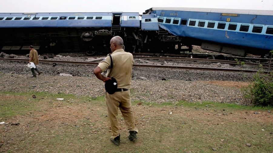 Hindistan'da tren kazasında 50 kişi öldü