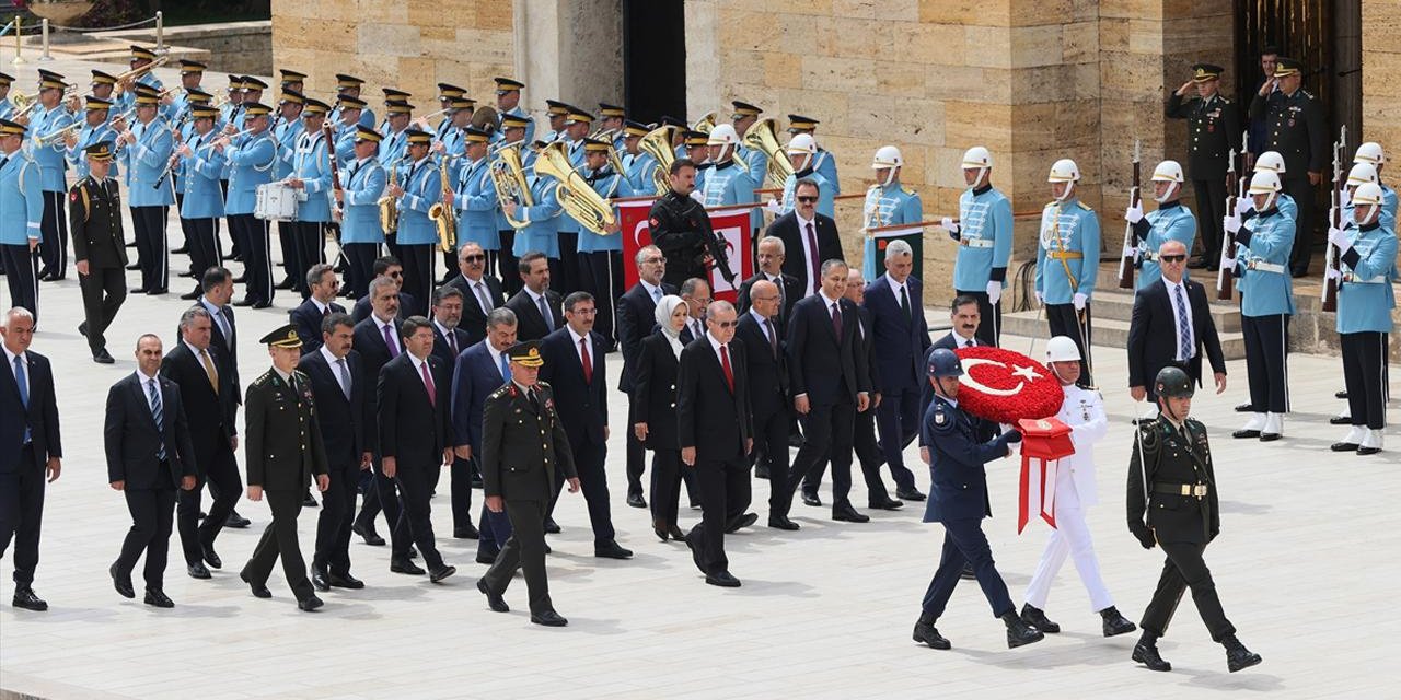 Yeni Kabine Anıtkabir'de: 85 milyonun tamamına aşkla hizmet edeceğiz