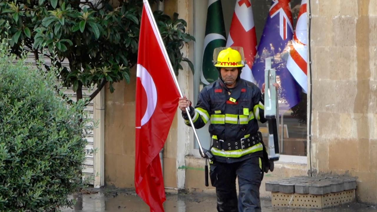 Azerbaycanlı itfaiyeciTürk bayrağının zarar görmesini engelledi