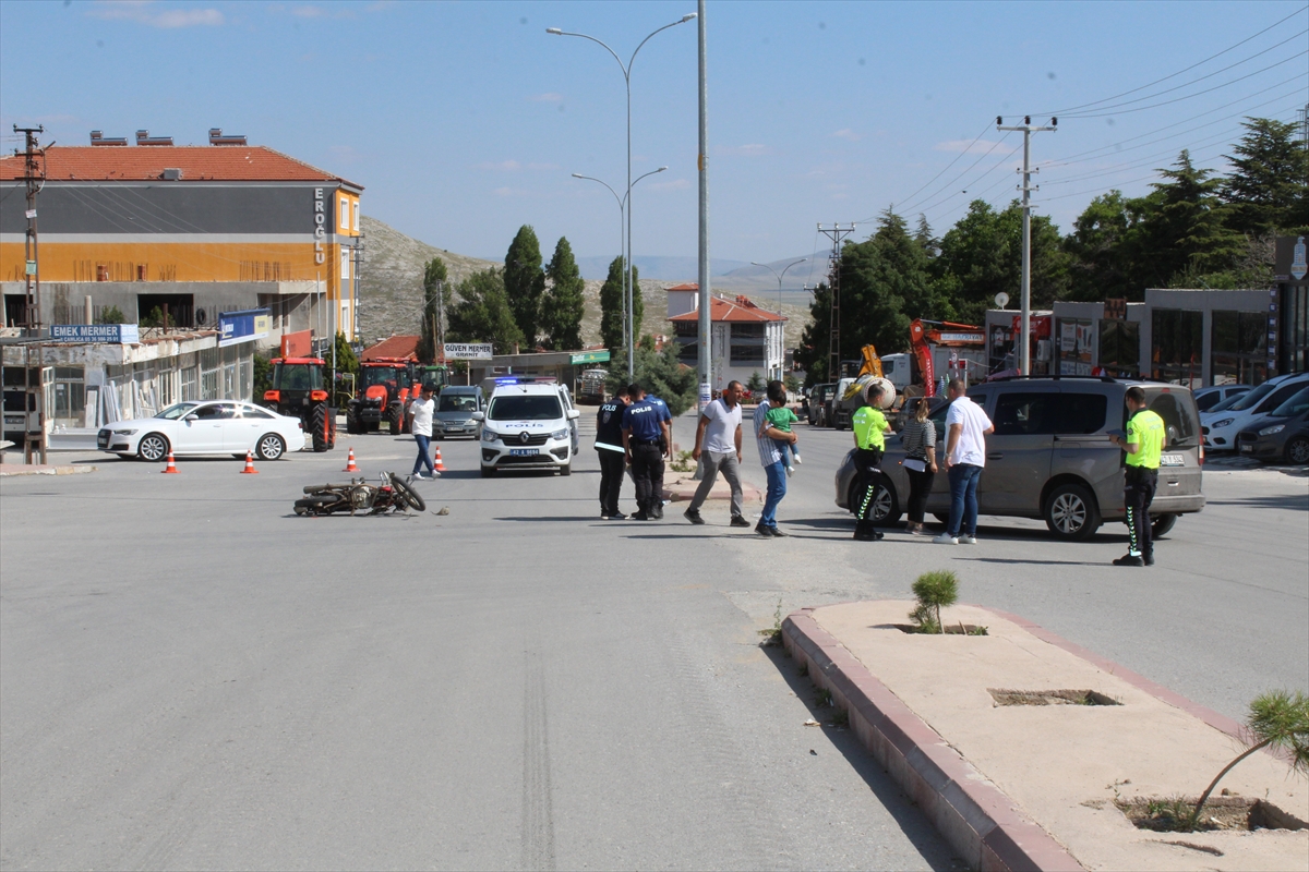 Yunak'ta kamyonetle çarpışan motosikletin sürücüsü yaralandı