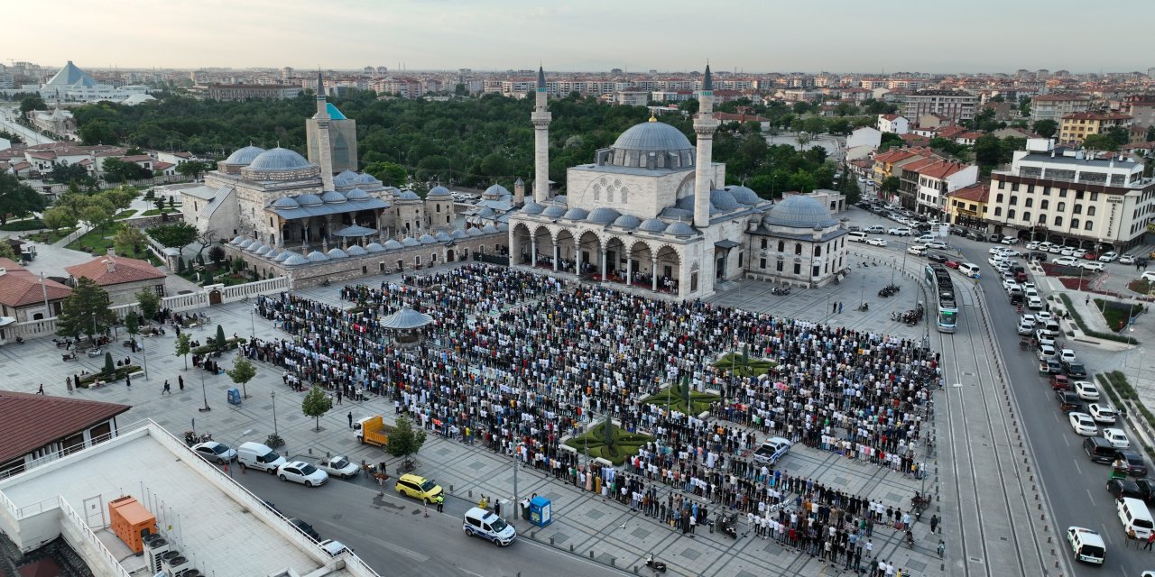 Konya'da bayram coşkusu! Mevlana Meydanında binlerce kişi namaz kıldı!