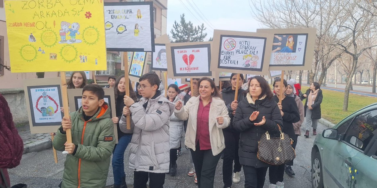 Konya'da Dikkat Çeken Yürüyüş! Çocuklar Başrolde...