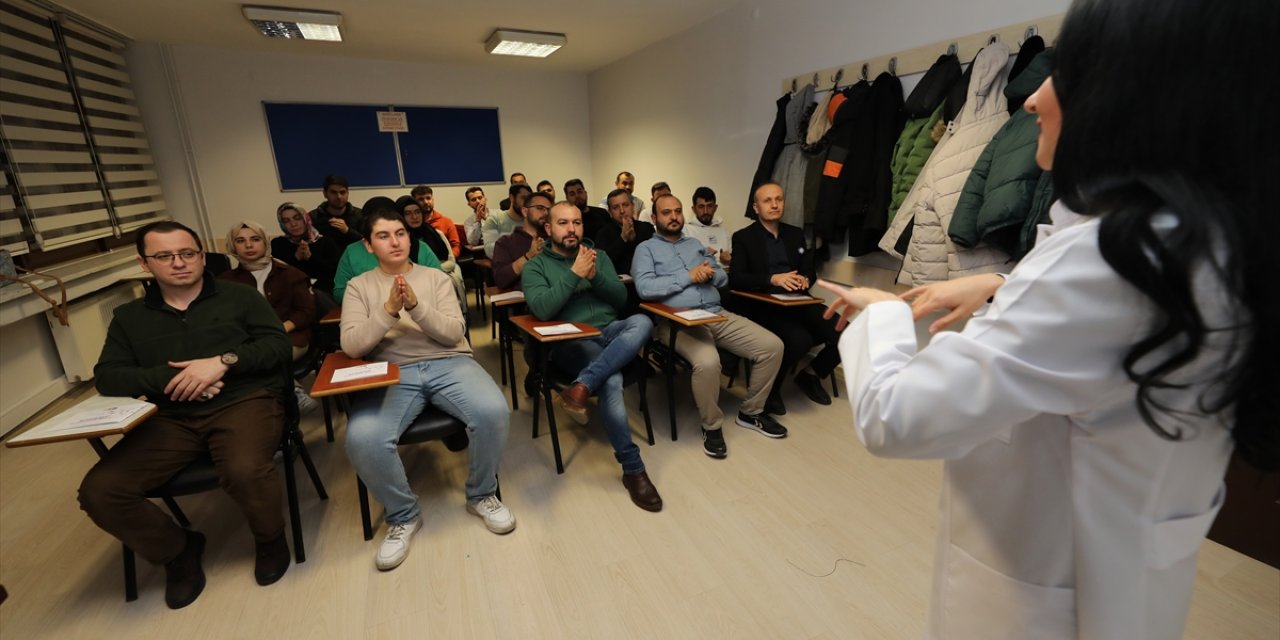 Konya'da eczane teknisyenleri işaret dili öğreniyor!