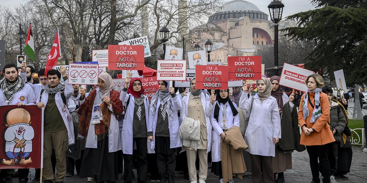 Sağlıkçılardan Gazze'ye saldırılara tepki için sessiz yürüyüş